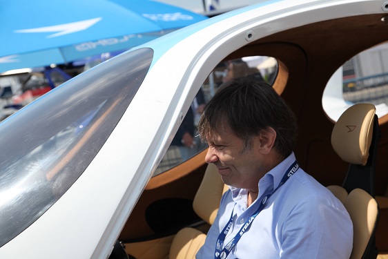 Wokalista Iron Maiden za&nbsp;sterami FLARISA